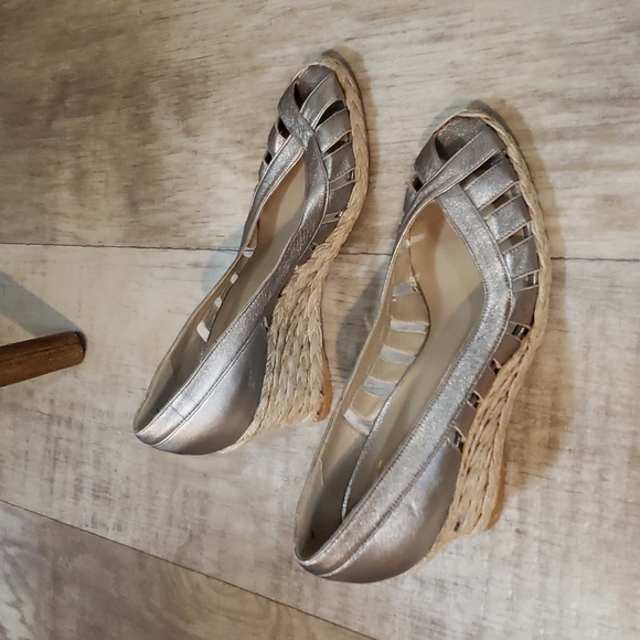 Stuart Weitzman 8M gold - Picture 2 of 3